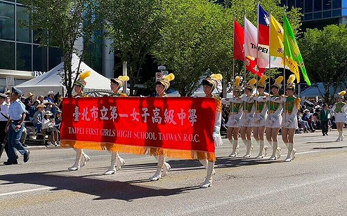 加拿大不甩中國蠻橫施壓！北一女樂儀旗隊高舉台灣國旗表演還獲獎