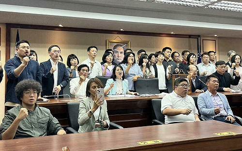 藍突襲換會議室修選罷法 民進黨團嚴厲譴責 怒轟會議無效