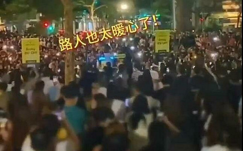 (影) 超暖! 江蘇留守兒童為給奶奶治病賣唱遭城管制止 數百路人當場大合唱