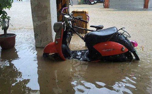宛如颱風 藍議員曝南港店家淹半個摩托車高：考驗排水系統 