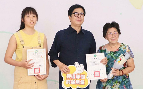 高市模範生及畢業生與市長合影    陳其邁祝福勇敢追夢前行