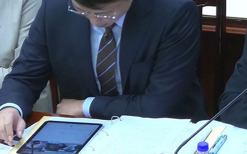 黃國昌在憲法法庭低頭看什麼？四叉貓抓：看直播留言