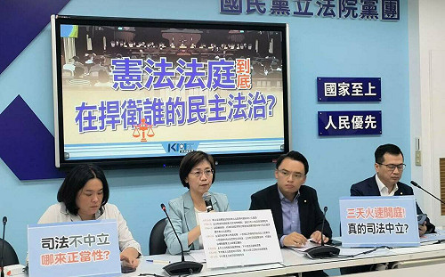 轟憲法法庭不公 翁曉玲怨「圍毆」、「武器不對等」