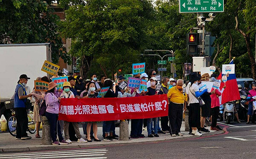 國民黨國會改革宣傳路口快閃登場　高雄上百民眾上街舉牌力挺  
