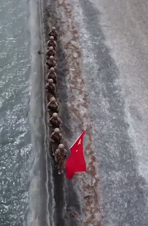 被美衛星抓到! 存放大量坦克、裝甲車 解放軍在班公湖畔偷建大型地下設施 