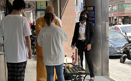 三重警遭撞不治 妻招魂喊「我來帶你回家」才允筊