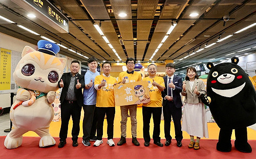 全台首家「蜜柑站長專賣店」開張    陳其邁盛讚高捷公司創意