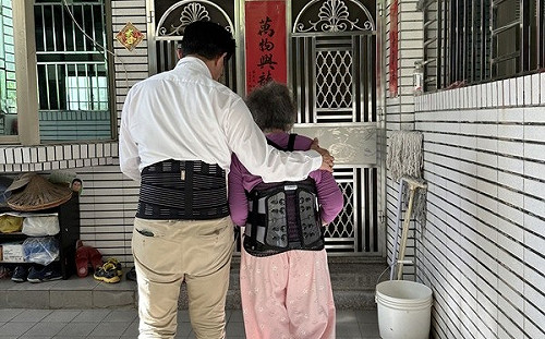 力戰藍白尾椎骨折　郭國文曬母子同穿護腰照：身體已好大半