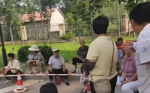 (影) 中國多地爆發抗議! 四川海綿鈦釀空汙工廠不賠償 西安強征地還毆打村民