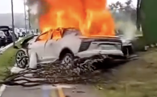 (影) 火燒車打不開車門逃生! 中國電動車多地傳自燃 噴水、泡沫都難滅火勢