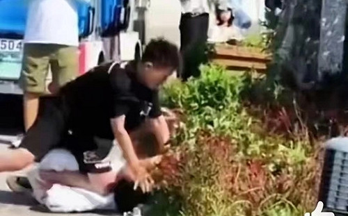 (影) 仇日排外掀風潮! 蘇州書記見日企被罵賣國 女戴日本帽慘遭打倒在地