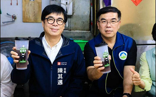 響應傳統市場無塑行動 陳其邁、彭啟明自備環保容器大採買