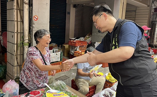 提前敲響高雄市長選戰 賴瑞隆跨區到鳳山掃街