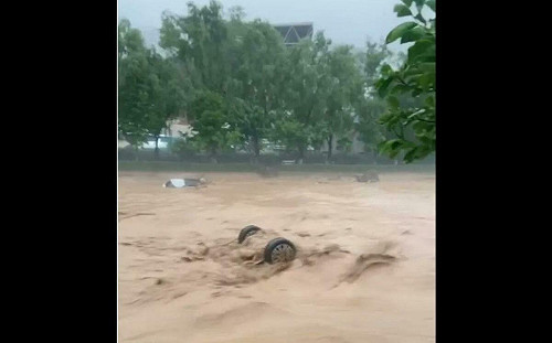 (影) 陝西洪水斷橋 釀11死30多失蹤 12孔全開 三峽大壩撐不住了？