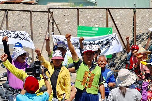 質疑官商勾結  原民抗議偷倒廢棄物