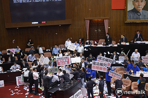 藍委佔據發言台力擋前瞻　辣嗆霸凌國會