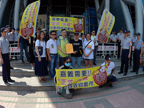 為毛小孩收容所上街頭　嘉義市民籲：快開工