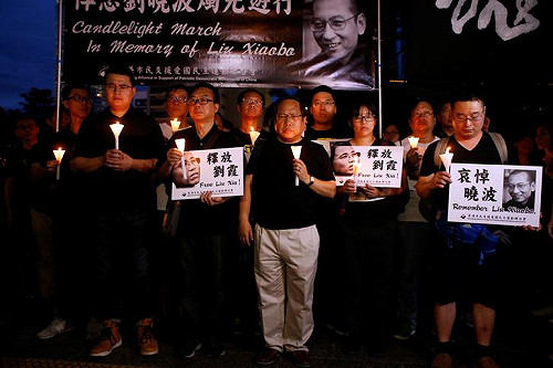港支聯會燭光遊行悼念劉曉波  要求北京釋放劉霞