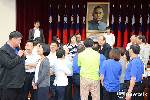 王榮璋當召委     賴士葆用力拍桌表不滿