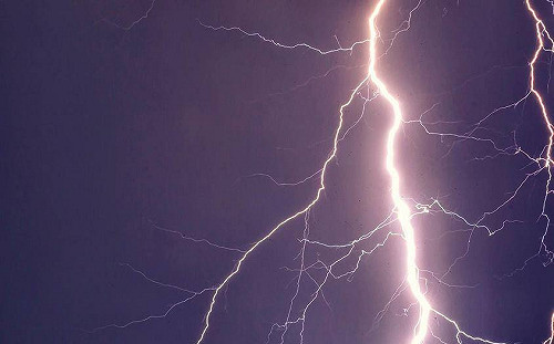 大雨特報發不完！落雷頻閃現別靠近
