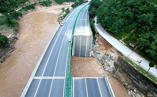 啟用不到6年陝西公路橋梁倒塌25車墜河！ 中國網友轟｢豆腐渣狂魔｣