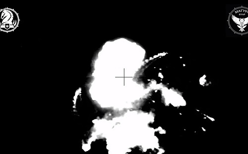 (影) 俄羅斯「蜂炮」大開花! 地雷運輸車挨轟大爆炸 烏民扔汽油彈燒裝甲車