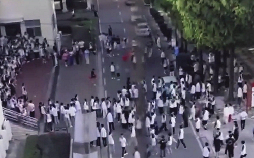 (影) 被強逼簽「主動申請補課」湖北數百高中生集體罷課 與老師打起來了