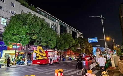 (影) 好大的招牌! 雲南店招墜落3死7傷 6歲姐姐走了 4歲妹妹還在加護病房