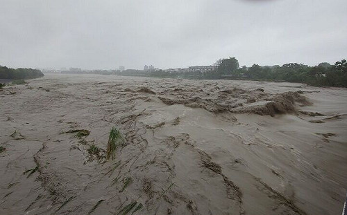 嘉義八掌溪水暴漲溢堤 37人受困路中或民宅獲救