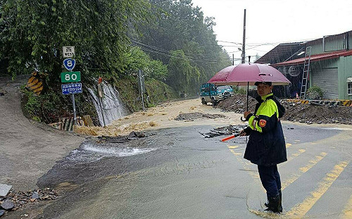 梨山圓環黃泥湧路面 警車擋道管制護民安全