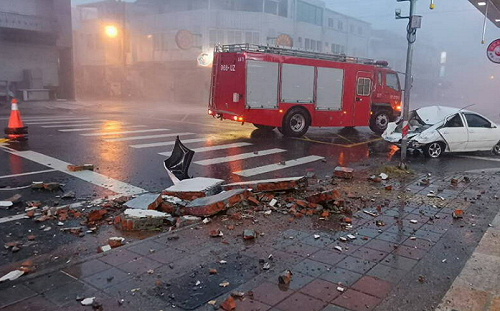 花蓮大樓女兒牆砸車釀悲劇！母亡子重傷 醫嘆報導失實：又是責怪受害者的劇本