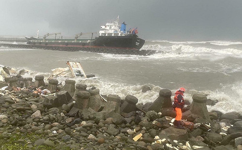 南台灣海域再增3艘貨輪擱淺 「富順」輪尋獲第四位生還者