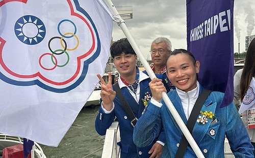 巴黎奧運塞納河上開幕 孫振、戴資穎雨中搖旗