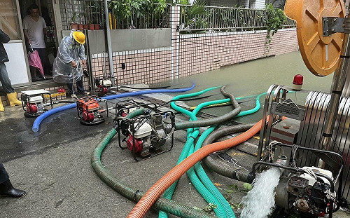 日夜無休全力抽水 高市府：市區大樓全數復電