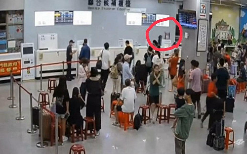 久候不耐！金門旅客抓椅猛砸櫃台畫面曝 １地勤受傷 