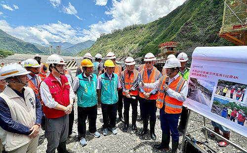 陪同李孟諺赴桃源區勘災    陳其邁囑全力修復讓居民正常通勤