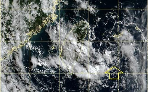 東半部慎防大雨！鄭明典曝「這現象」：潮濕空氣已到上空
