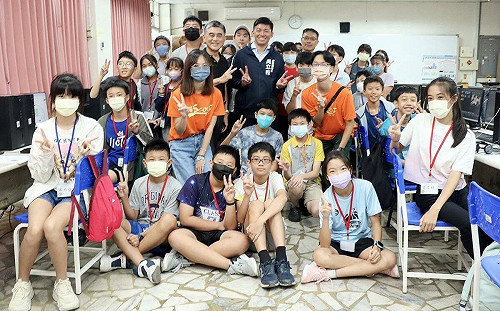 高市龍華國中科學人文探索營    吳立森陪學生體驗虛擬實境  