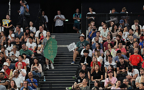 奧運「台灣加油」海報遭中國男子硬搶  外交部：毫無教養可言