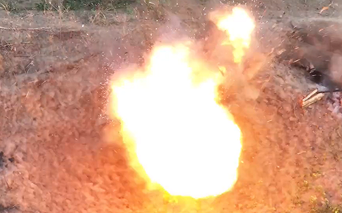 (影) 大型「炸地鼠」現場！無人機鑽俄地洞 多孔爆炸齊冒煙 克里米亞S-400再挨轟