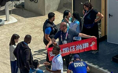 奧運羽球增安檢  「逮丸囝仔尚讚」布條險遭收走