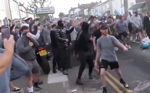 (影) 英穆斯林移民當街砍傷本土遊行者 被問內亂 警察局長怒摔記者麥克風