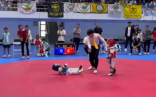 跆拳道幼幼組激戰　3歲小男童「超萌倒地」