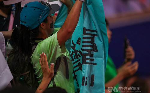 林郁婷奪金插曲 女拳迷手持台灣獨立布條遭驅趕
