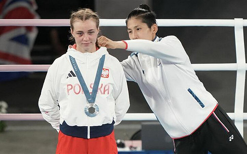 超暖！林郁婷幫瑟瑞梅塔整理衣領  網友讚：有「運動家精神」