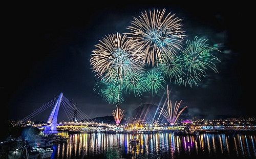 新北仲夏繽紛樂煙火  6萬人湧進淡水漁人碼頭