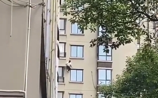 (影) 為躲抓姦真拼命! 貴陽高樓「蜘蛛人」徒手攀爬30樓外牆 震驚網友