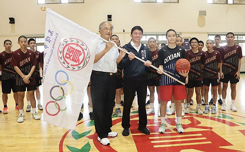 吳立森肯定高市七賢國中災後校園復建 與籃球隊鬥牛鼓舞士氣