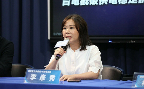 溫朗東揭李彥秀涉乘公務搭便機「回美」網諷：疑美是工作、移美是生活