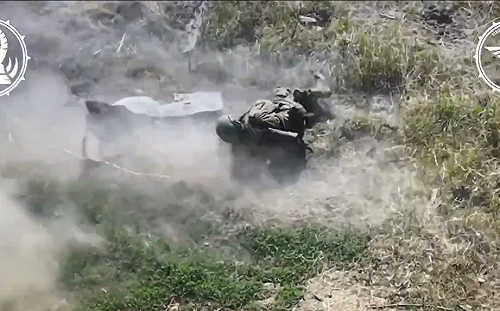 (影) 俄2坦克縱隊進攻變廢鐵12人亡! 海馬斯火箭砲毀扎波羅熱俄軍雷達